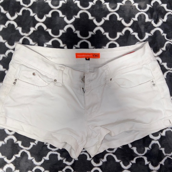 White shorts - Picture 1 of 2